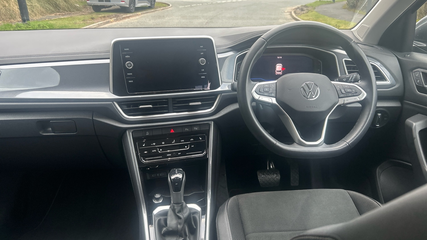 Used Volkswagen T-Roc 2023 for sale - 77813270: Photo 9