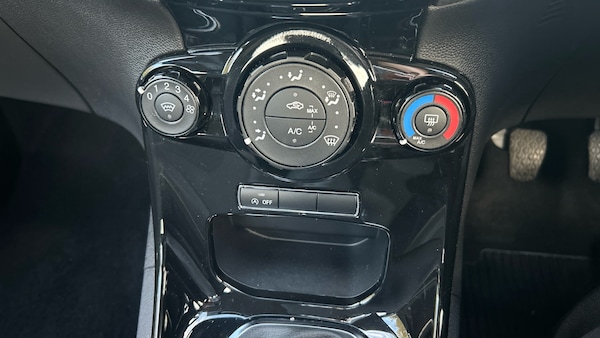 Used Ford Fiesta 2017 for sale - 76219653: Photo 24