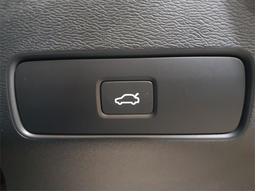 Used Volvo XC40 2023 for sale - 75937510: Photo 9