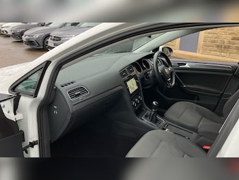 Used Volkswagen Golf 2017 for sale - 76795085: Photo