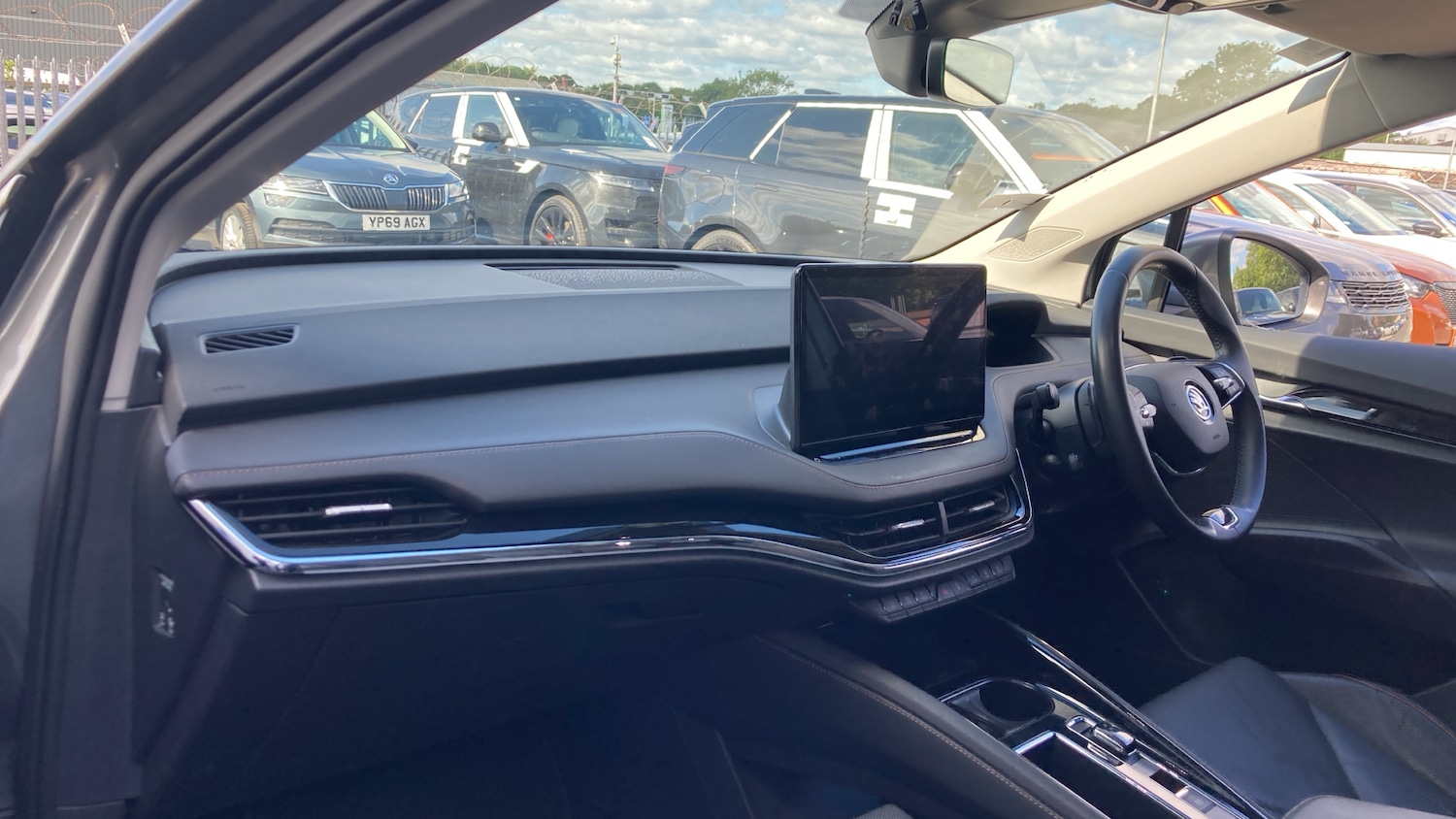 Used Skoda Enyaq 2023 for sale - 76547584: Photo 2