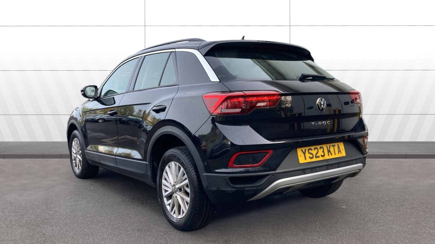 Used Volkswagen T-Roc 2023 for sale - 76557266: Photo 2