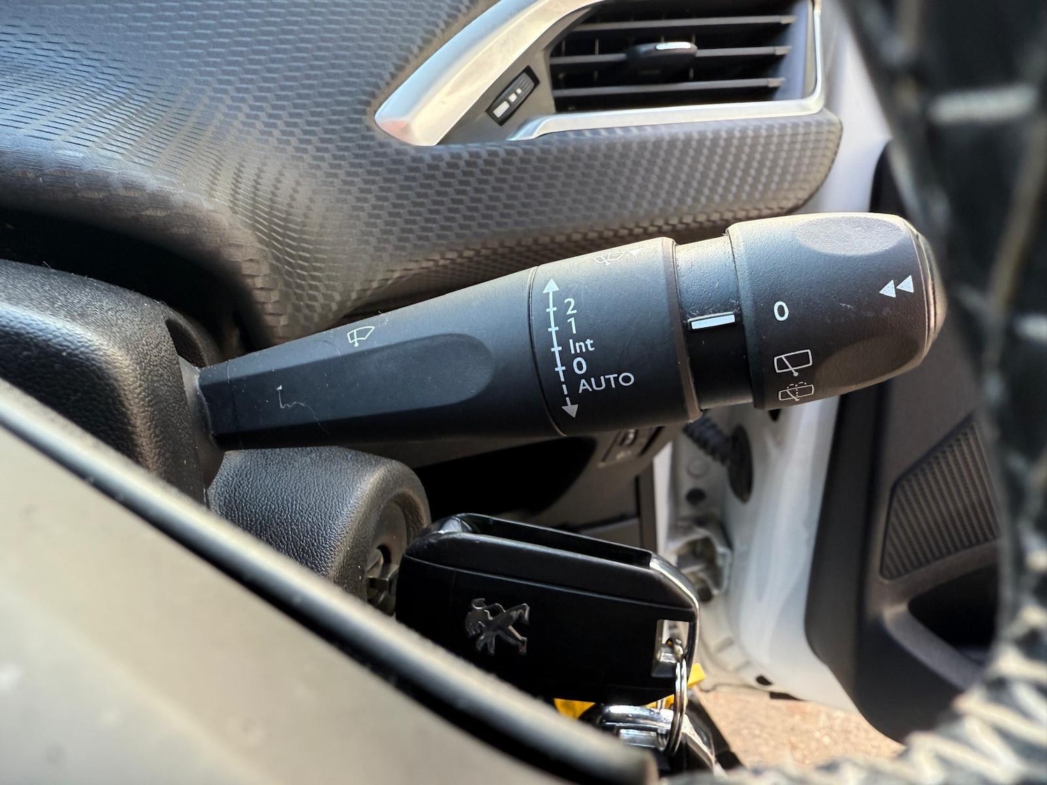 Used Peugeot 2008 2016 for sale - 76371061: Photo 16