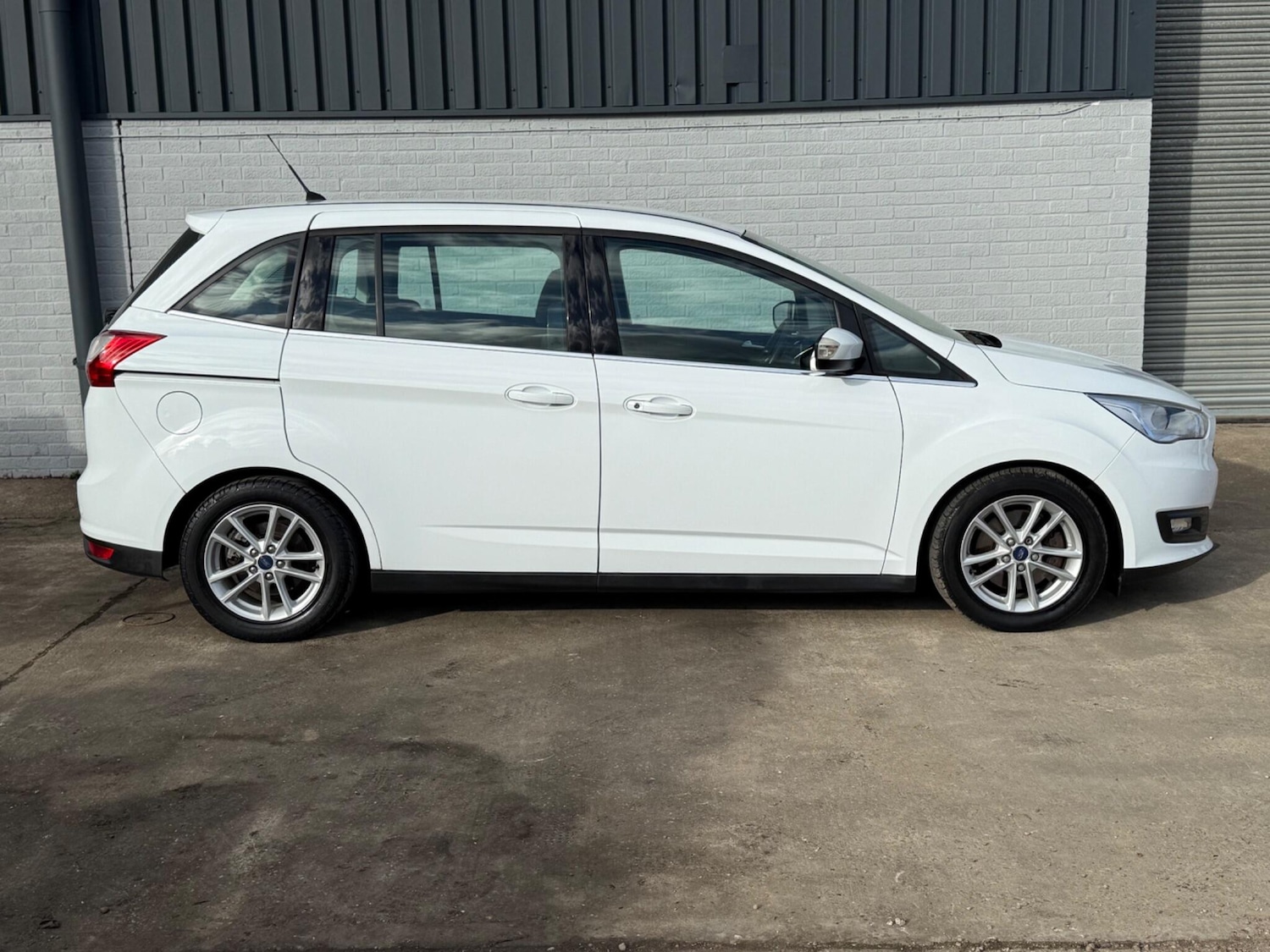 Used Ford Grand C-Max 2016 for sale - 76371553: Photo 2