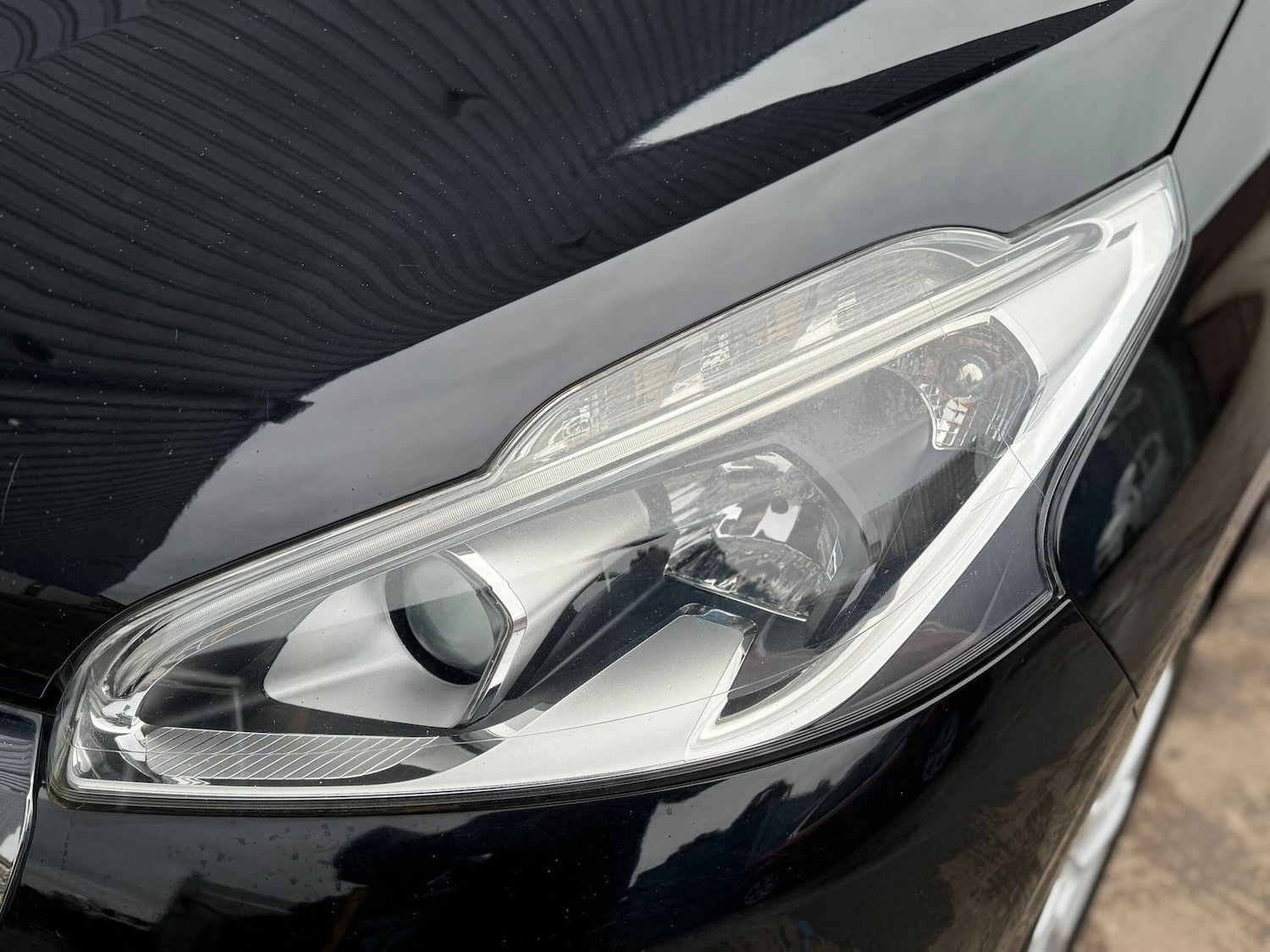 Used Peugeot 208 2015 for sale - 77550037: Photo 41