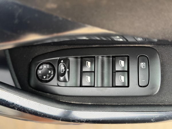 Used Peugeot 2008 2017 for sale - 75626804: Photo 15