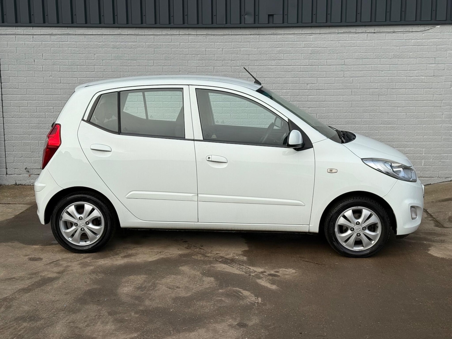 Used Hyundai i10 2011 for sale - 77015432: Photo 2