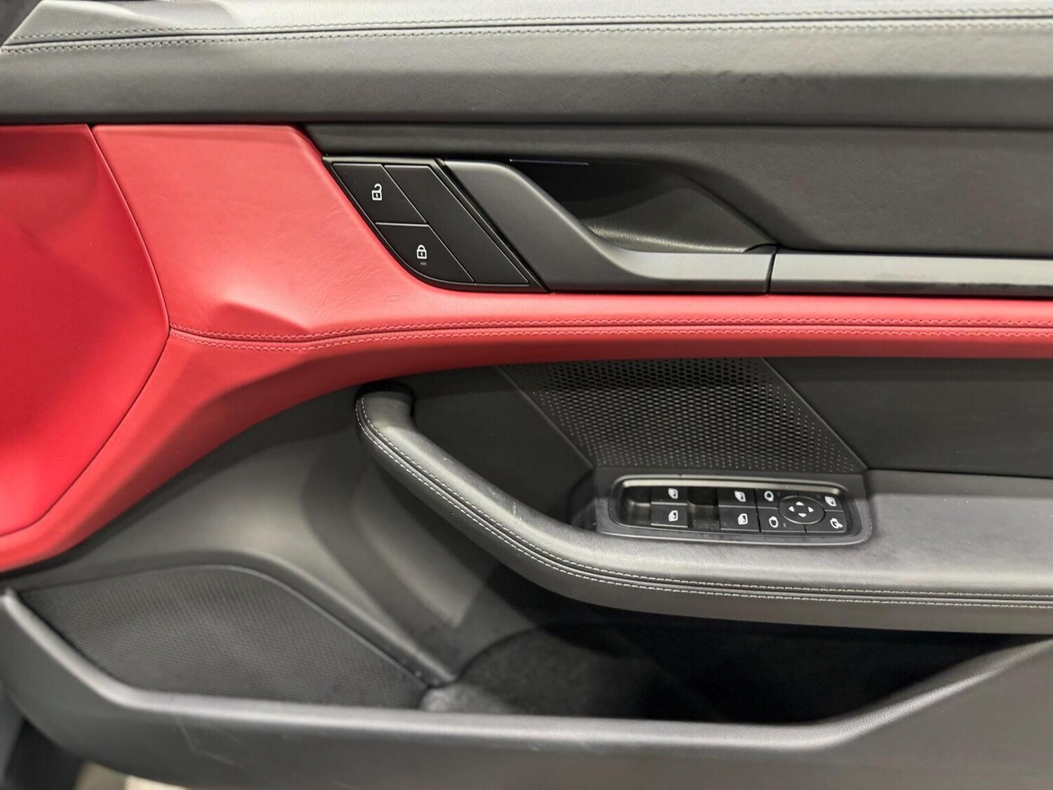 Used Porsche Taycan 2022 for sale - 77336713: Photo 17