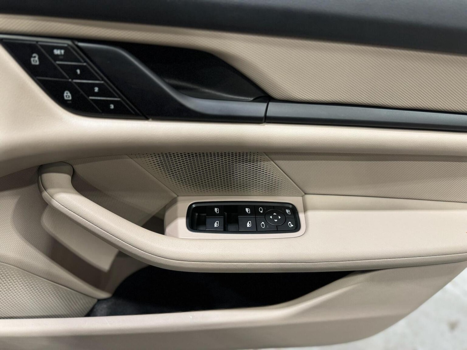 Used Porsche Taycan 2023 for sale - 77336710: Photo 15