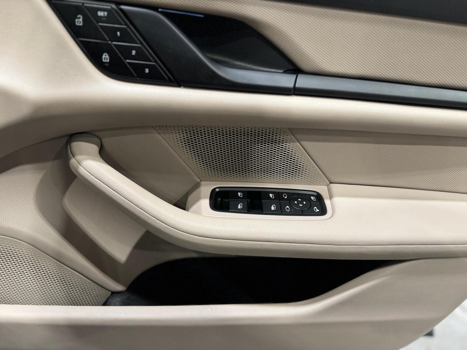 Used Porsche Taycan 2023 for sale - 77336710: Photo 16