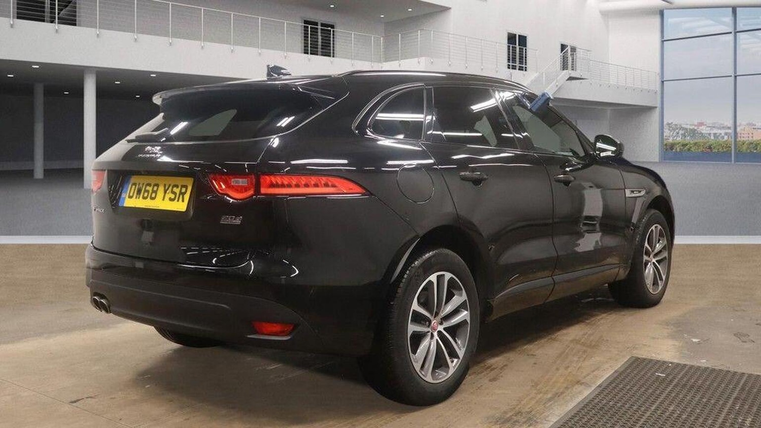Used Jaguar F-Pace 2019 for sale - 77303670: Photo 4