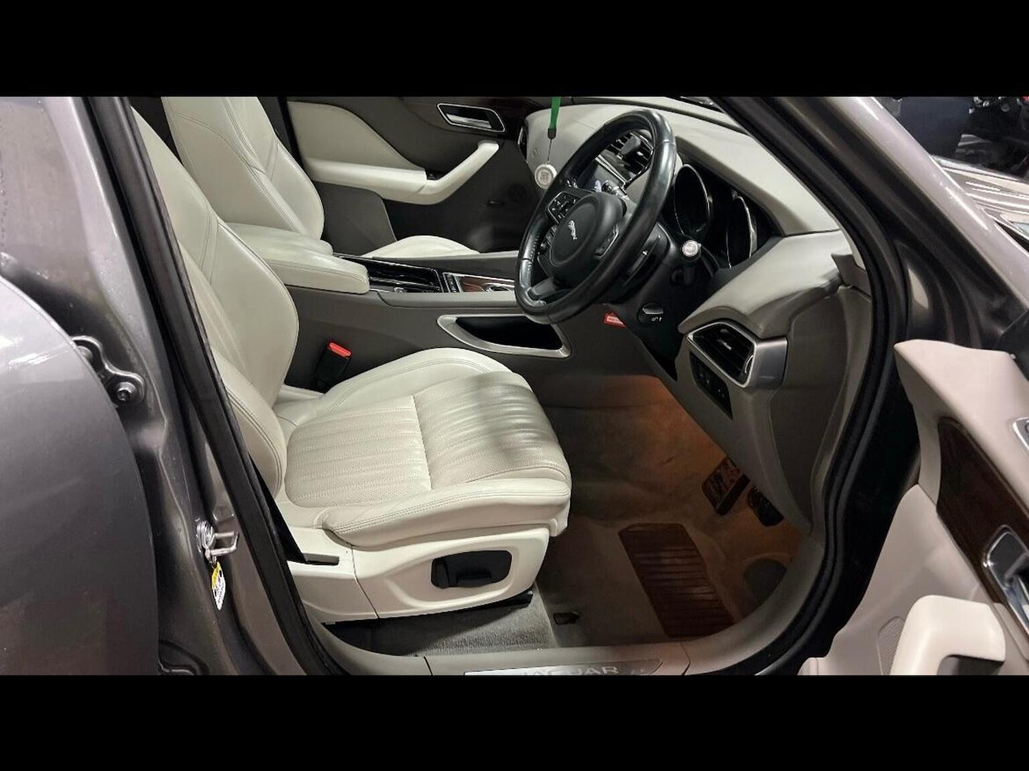 Used Jaguar F-Pace 2017 for sale - 77318342: Photo 5