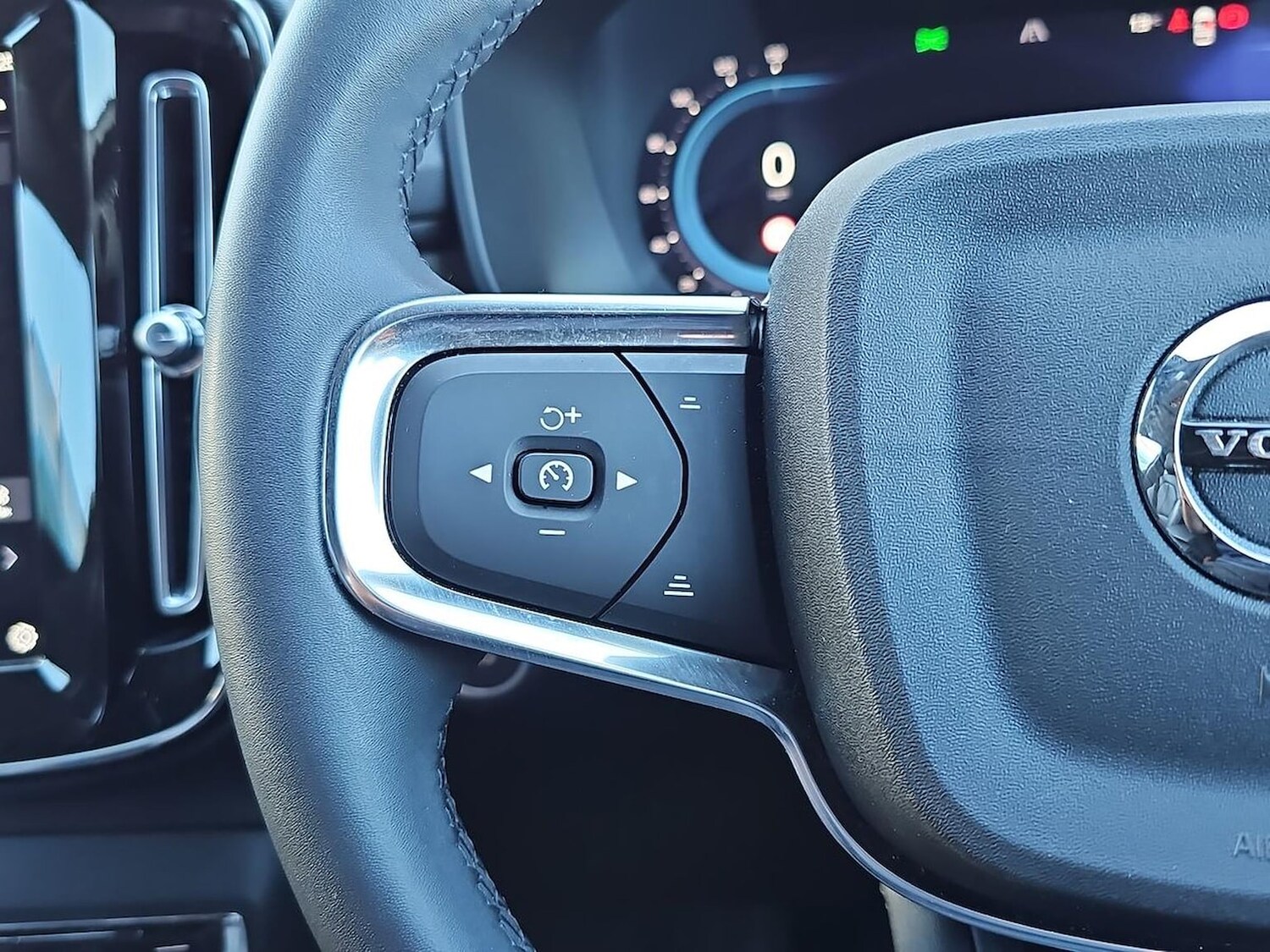 Used Volvo XC40 2023 for sale - 78191392: Photo 28