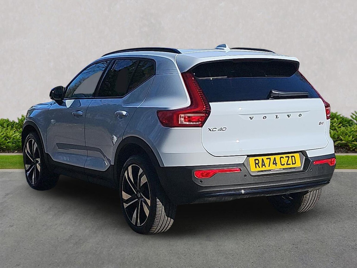 Used Volvo XC40 2025 for sale - 78121919: Photo 2
