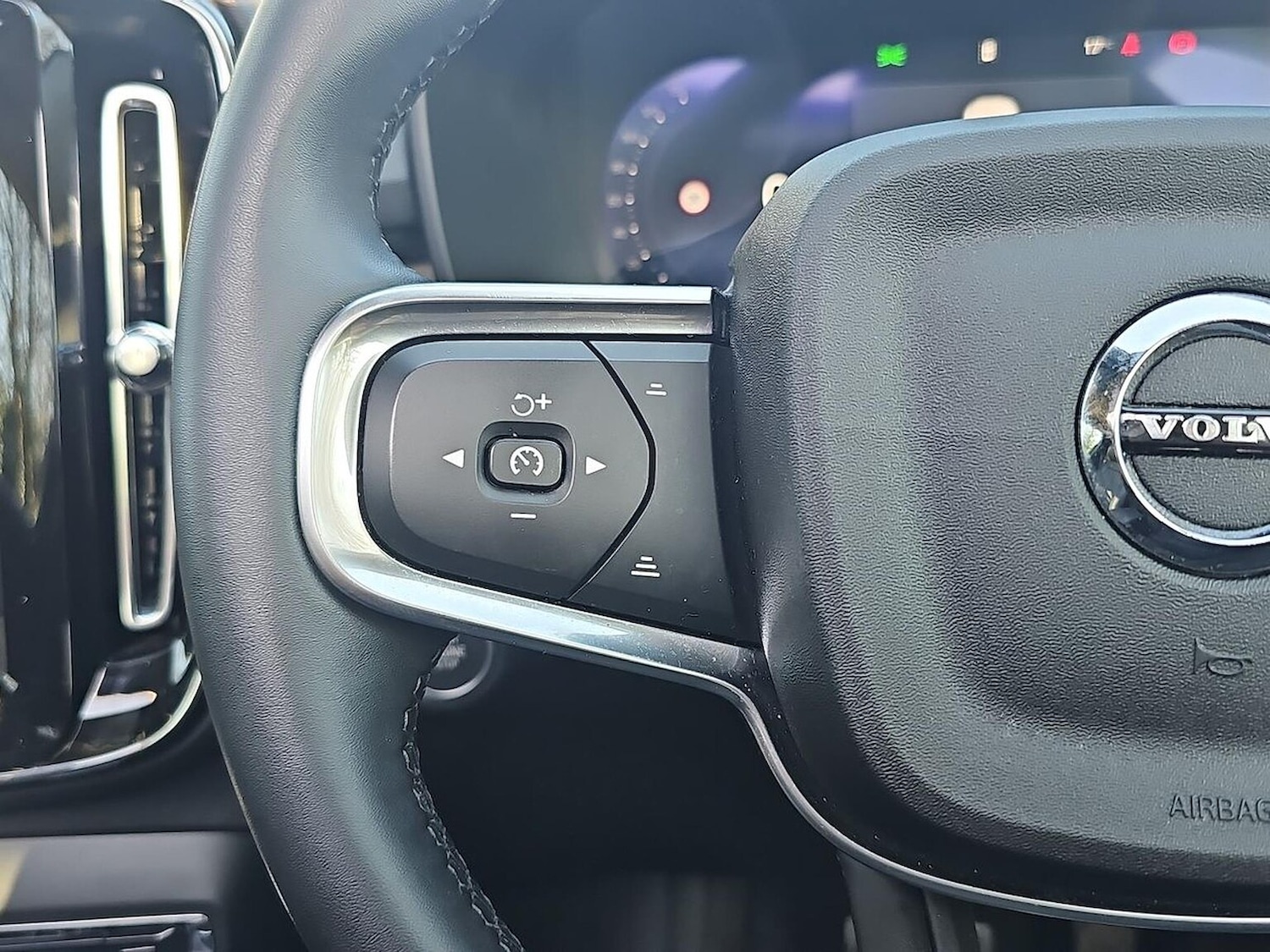 Used Volvo XC40 2025 for sale - 78121919: Photo 28