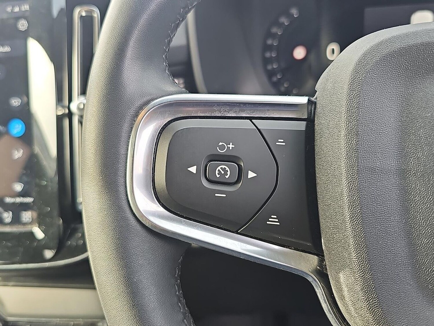 Used Volvo XC40 2023 for sale - 78191279: Photo 28