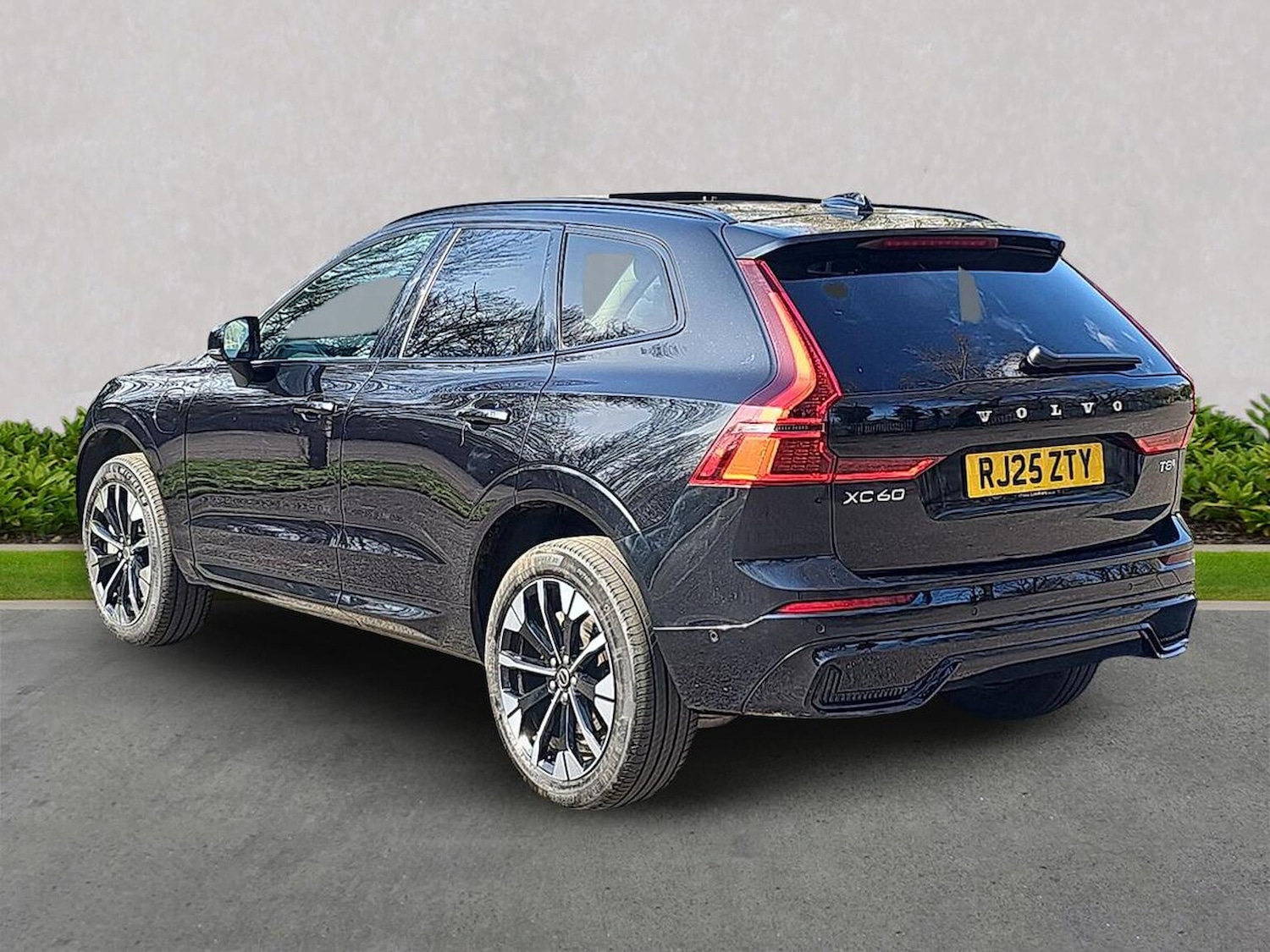 Used Volvo XC60 2025 for sale - 78121918: Photo 2