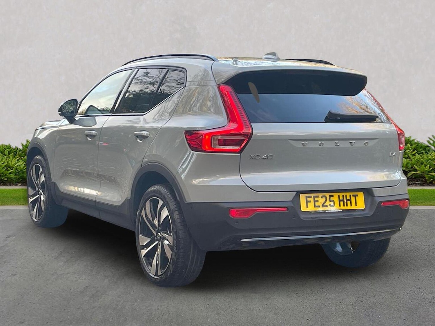 Used Volvo XC40 2025 for sale - 76396955: Photo 2