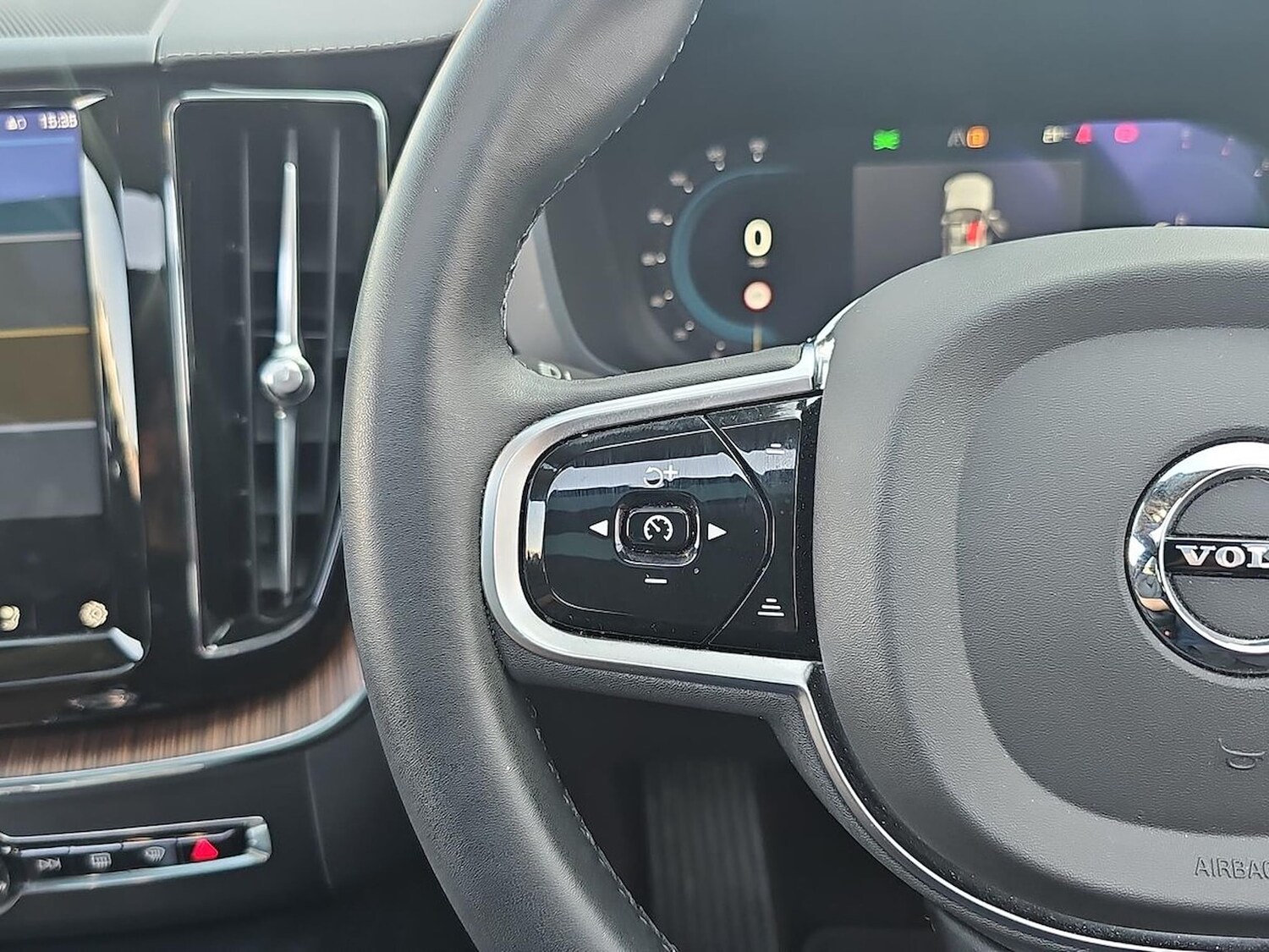 Used Volvo XC60 2023 for sale - 78191384: Photo 28