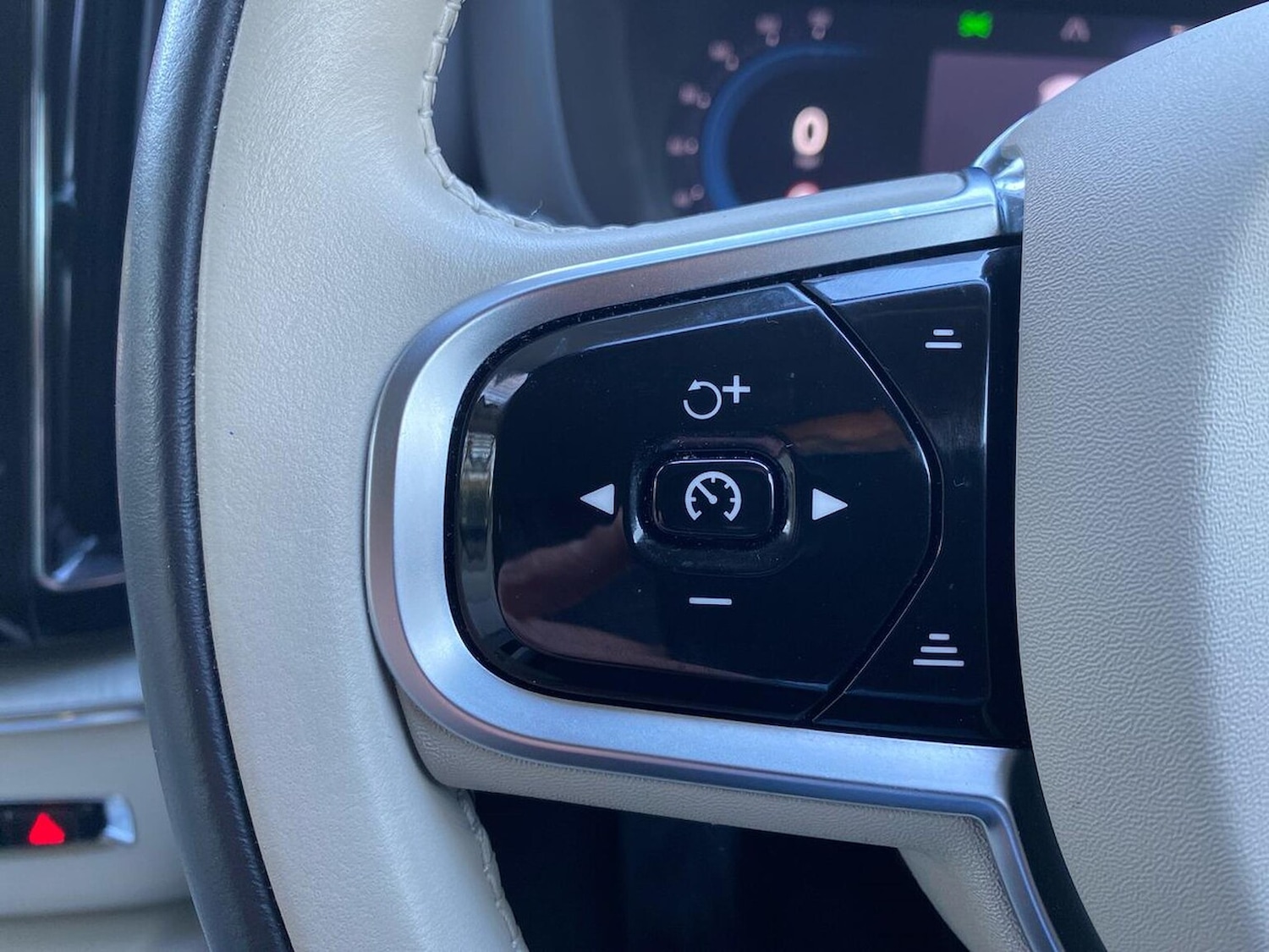 Used Volvo XC60 2023 for sale - 76693421: Photo 26