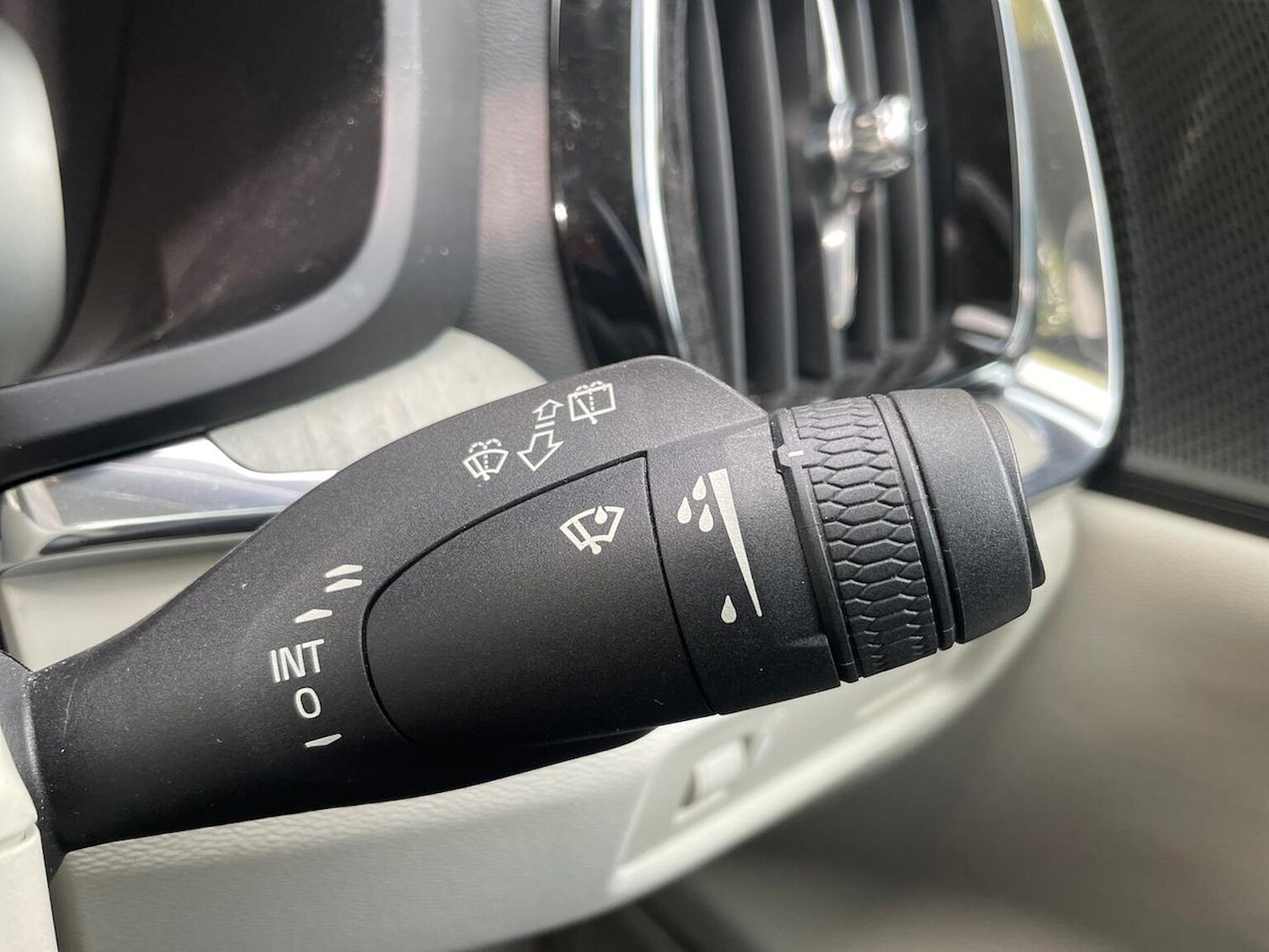 Used Volvo V60 2018 for sale - 76382645: Photo 28