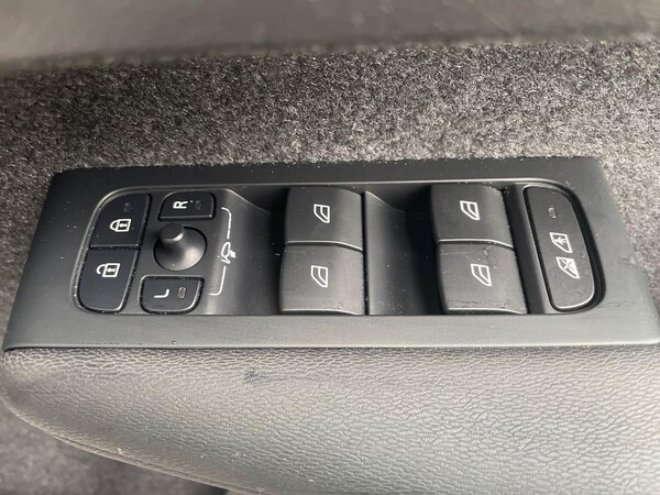 Used Volvo XC40 2023 for sale - 76170661: Photo 21