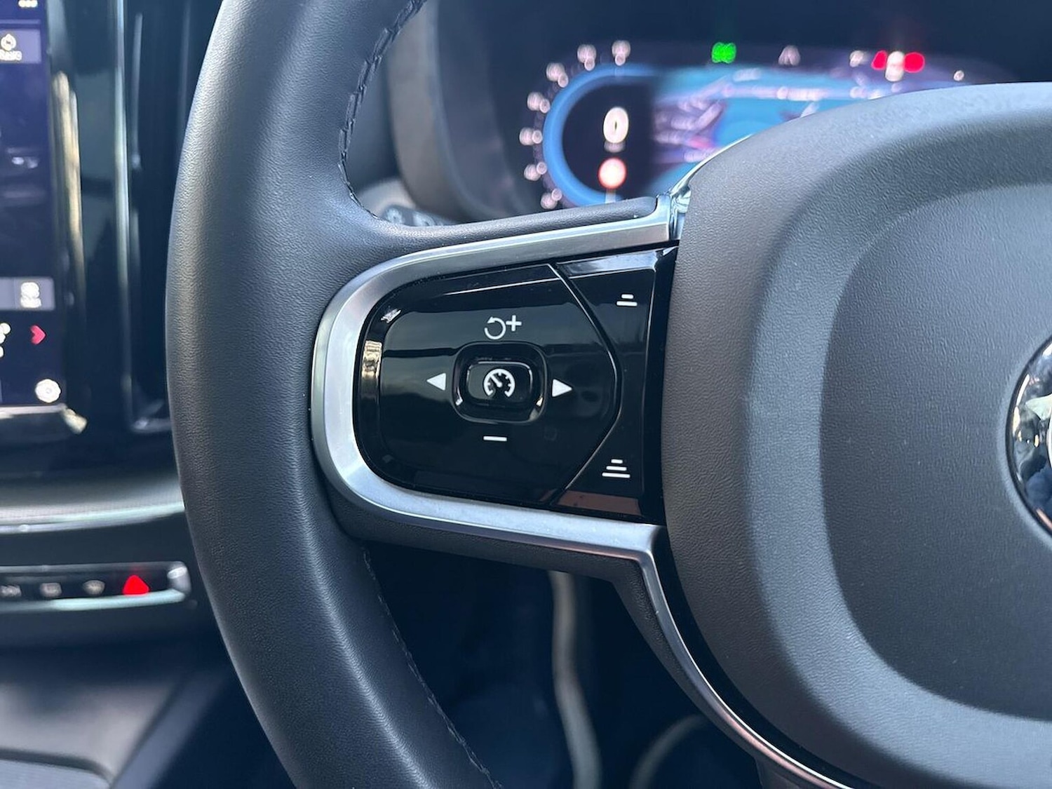 Used Volvo XC60 2023 for sale - 76785176: Photo 23