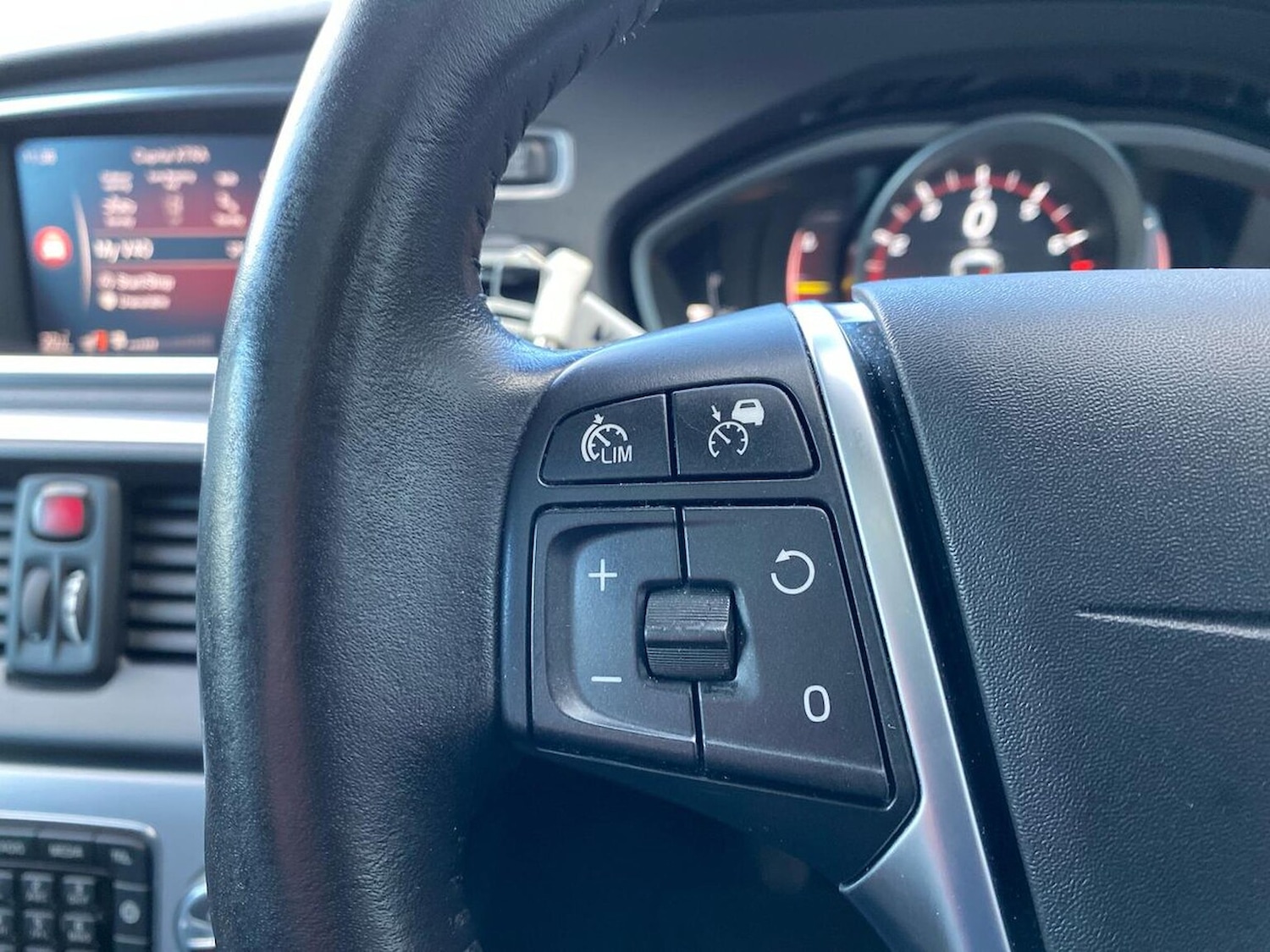 Used Volvo V40 2018 for sale - 77056995: Photo 28