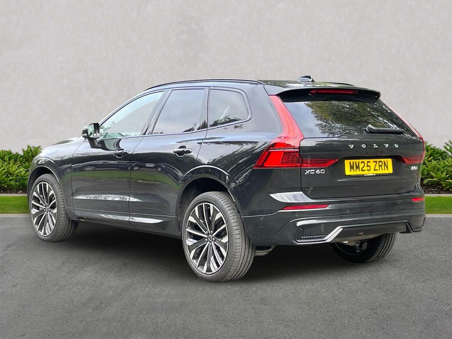 Used Volvo XC60 2025 for sale - 76187190: Photo 2