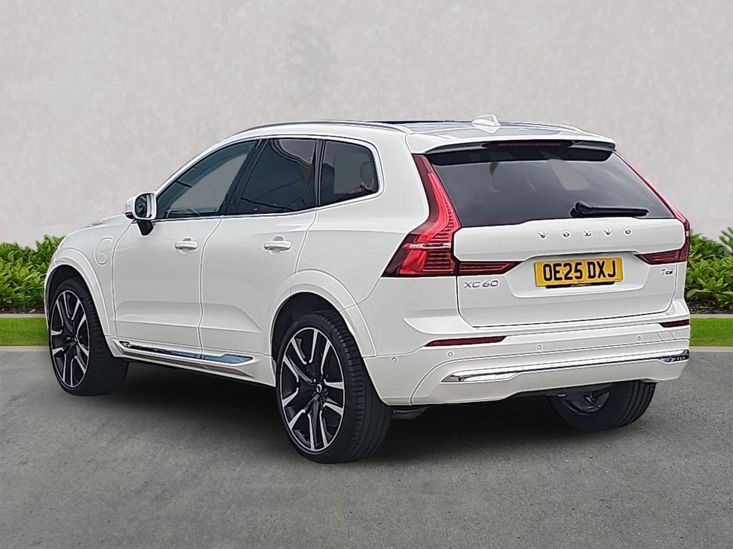 Used Volvo XC60 2025 for sale - 77845296: Photo 2