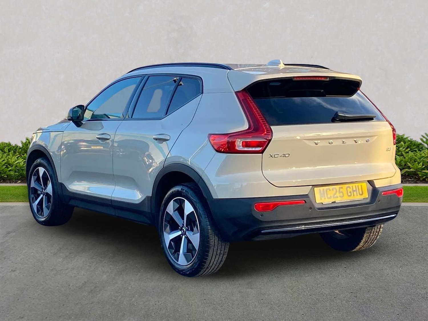 Used Volvo XC40 2025 for sale - 76757418: Photo 2