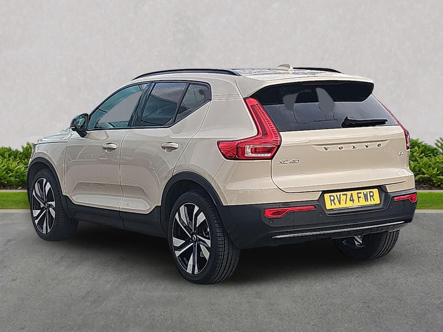 Used Volvo XC40 2025 for sale - 77687995: Photo 2