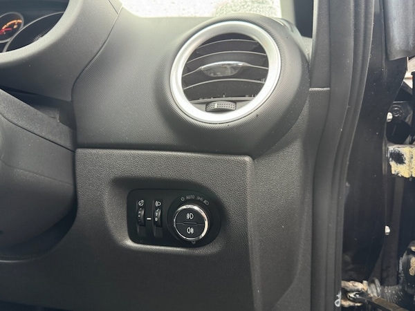 Used Vauxhall Corsa 2010 for sale - 76317138: Photo 35