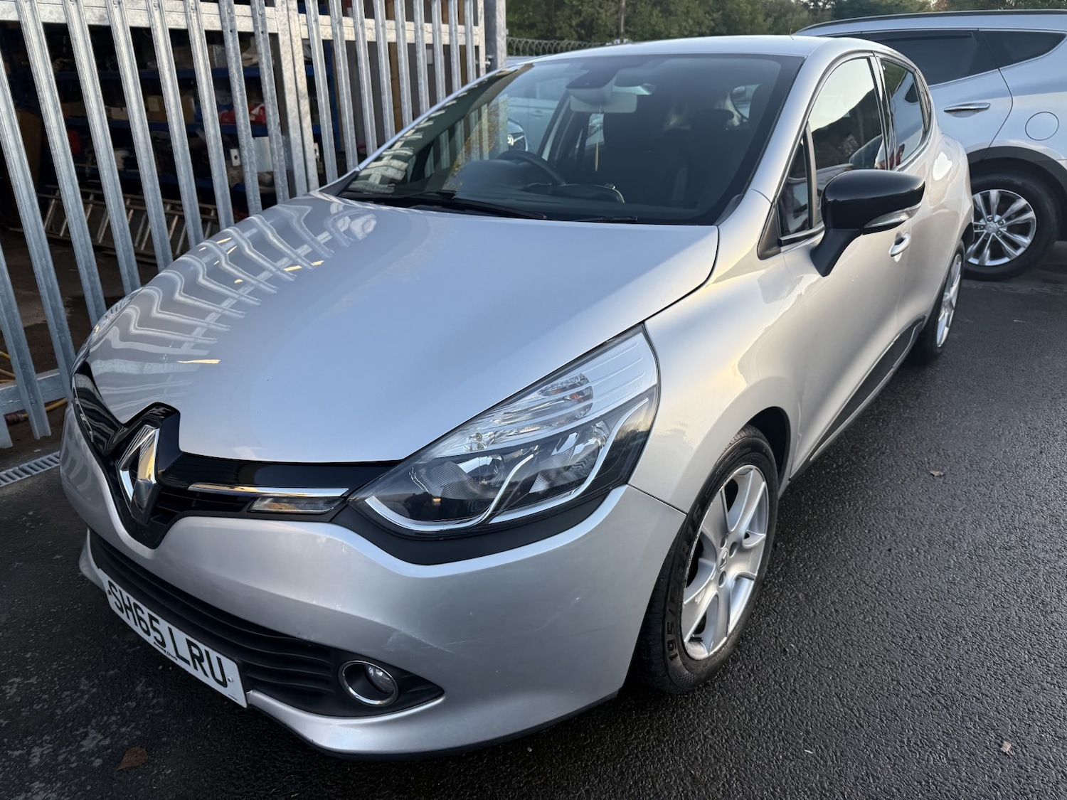 Used Renault Clio 2015 for sale - 76699230: Photo 2