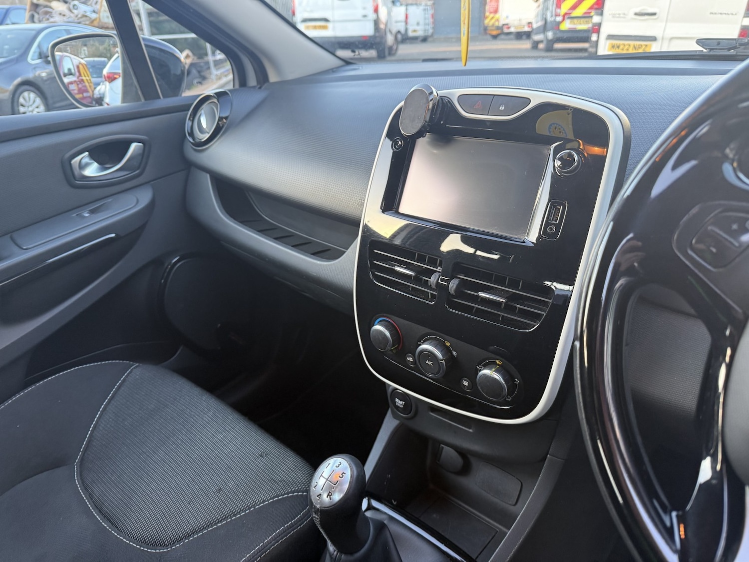 Used Renault Clio 2015 for sale - 76699230: Photo 5