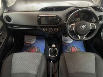 Used Toyota Yaris 2015 for sale - 74676120: Photo