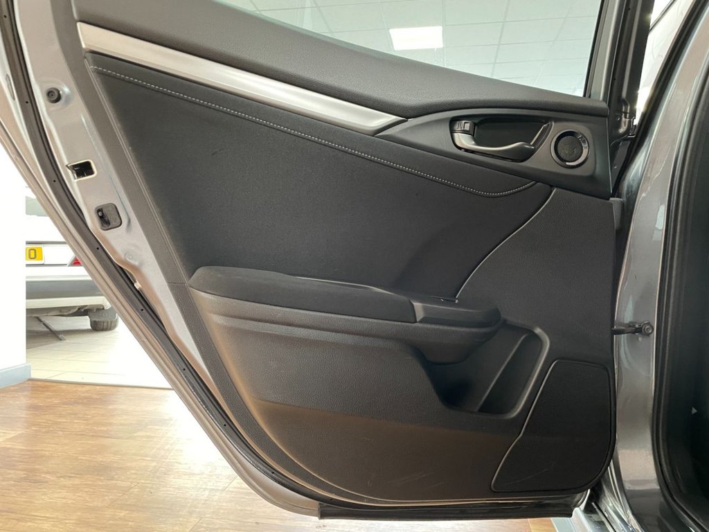 Used Honda Civic 2018 for sale - 76454318: Photo 40