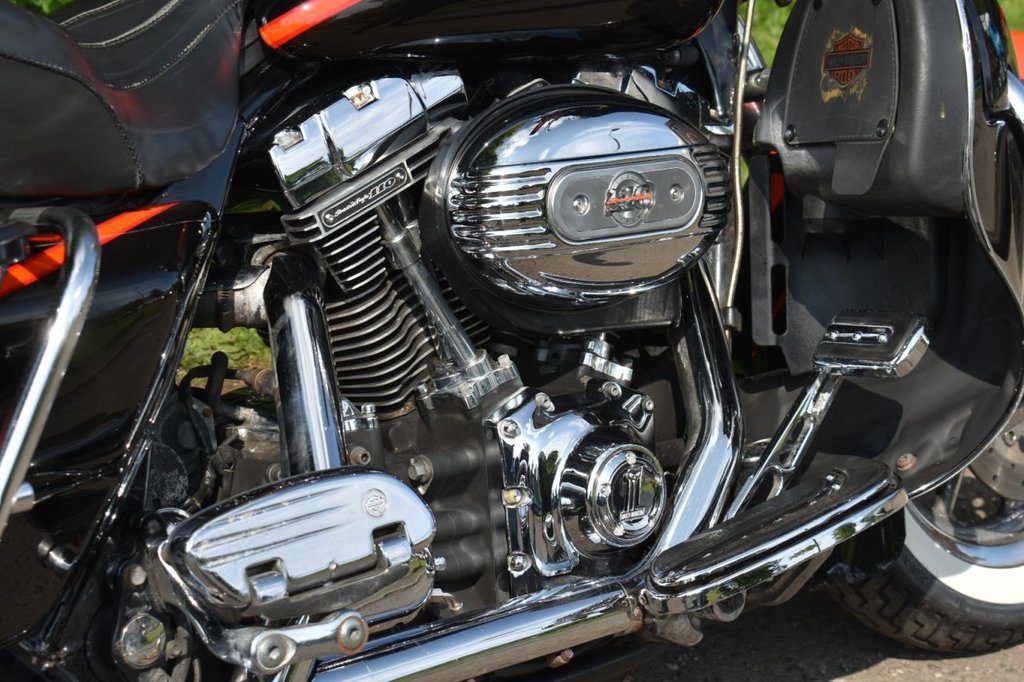 Harley-Davidson FLHTCUSE UL CLASSIC SCREAMIN E