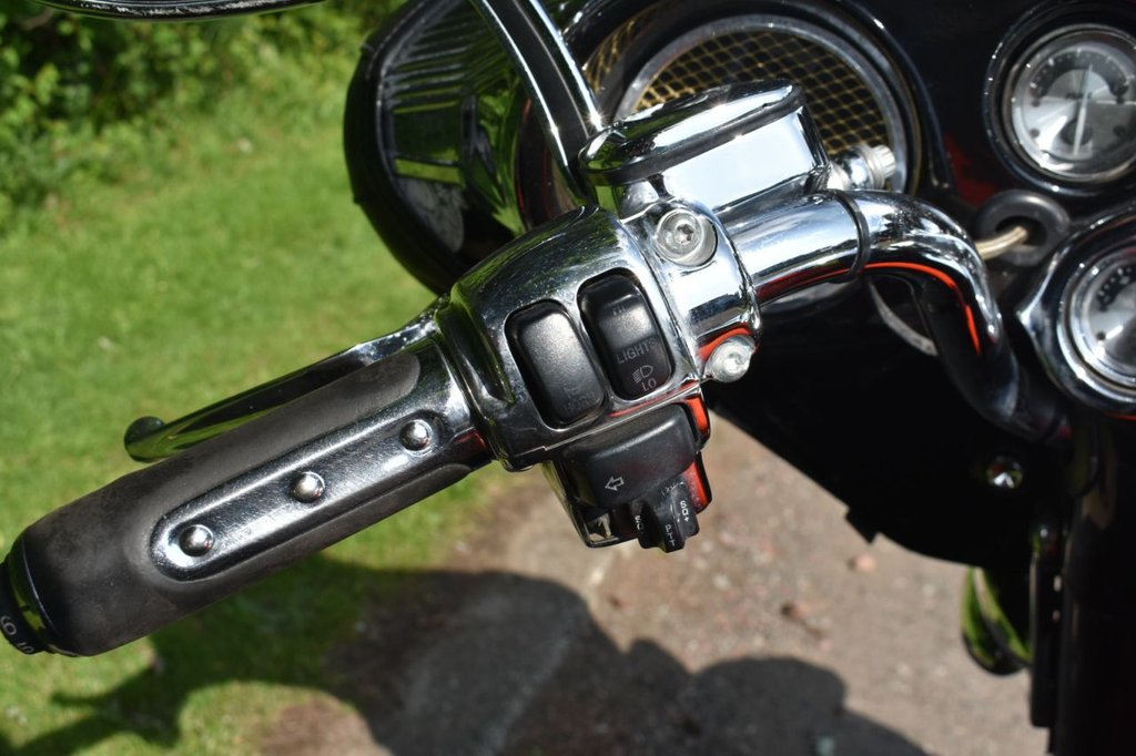 Harley-Davidson FLHTCUSE UL CLASSIC SCREAMIN E