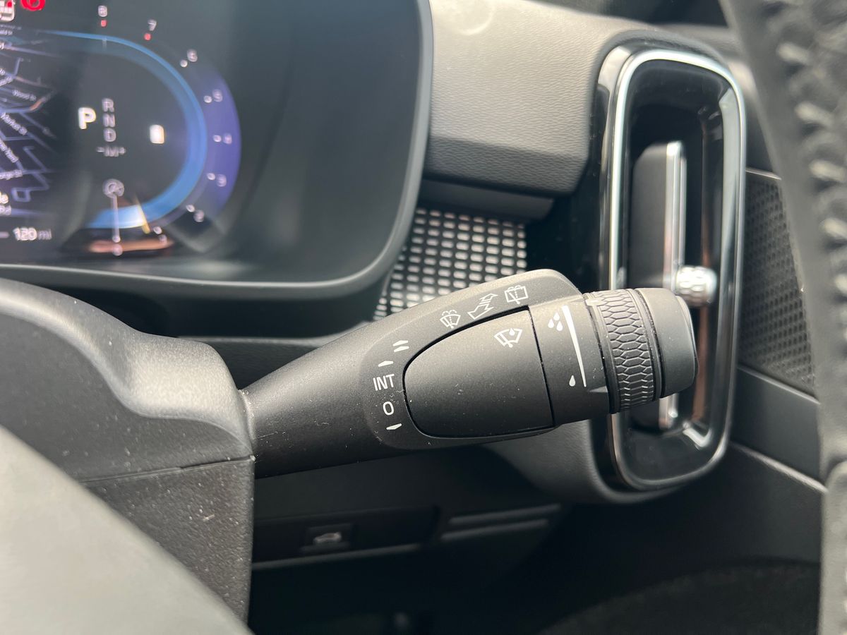 Used Volvo XC40 2023 for sale - 76568139: Photo 41