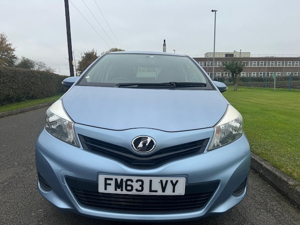 Used Toyota Vitz 2024 for sale - 76330993: Photo 2