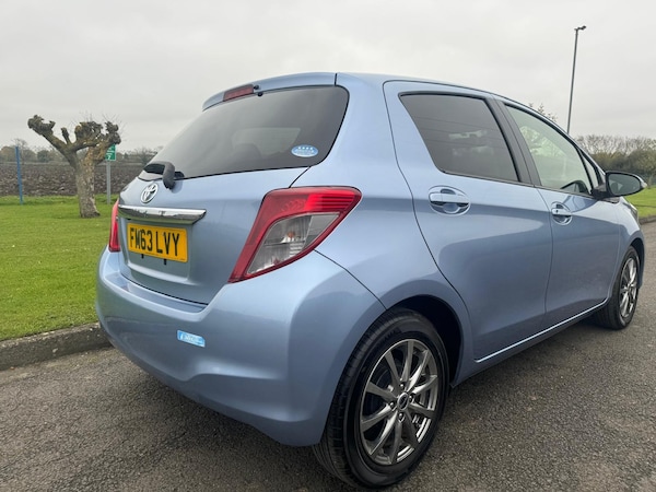 Used Toyota Vitz 2024 for sale - 76330993: Photo 5