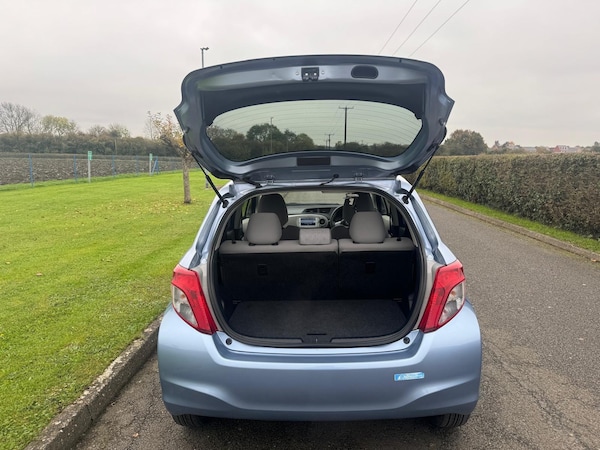 Used Toyota Vitz 2024 for sale - 76330993: Photo 8