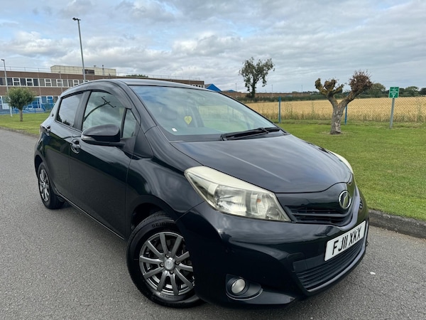 Used Toyota Vitz 2024 for sale - 74138627: Photo 2