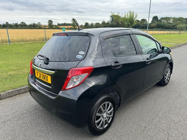 Used Toyota Vitz 2024 for sale - 74138627: Photo 9