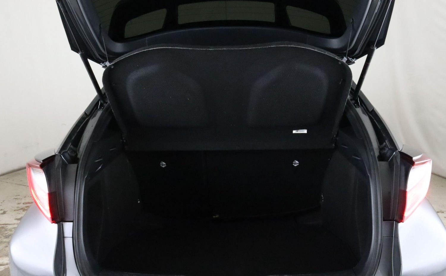 Used Toyota C-HR 2023 for sale - 76083848: Photo 11