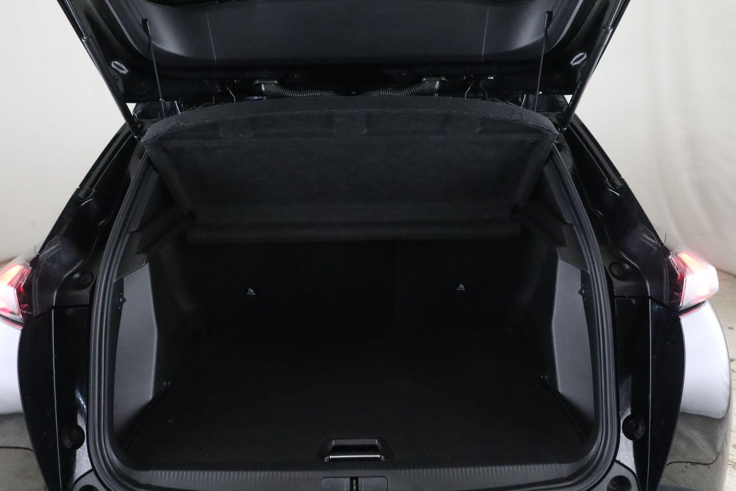 Used Peugeot E-2008 2021 for sale - 76781521: Photo 13