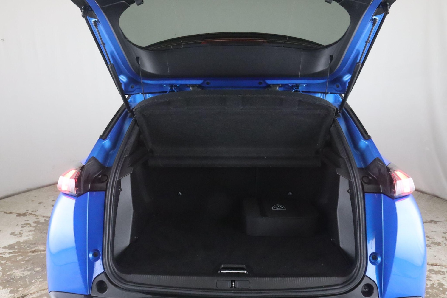 Used Peugeot E-2008 2022 for sale - 77695800: Photo 13