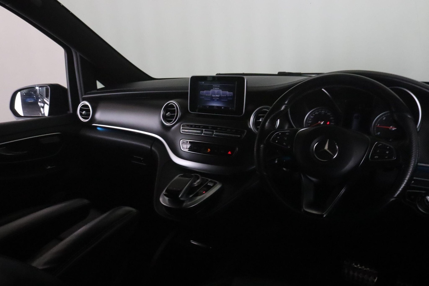 Used Mercedes-Benz V-Class 2018 for sale - 76913163: Photo 17