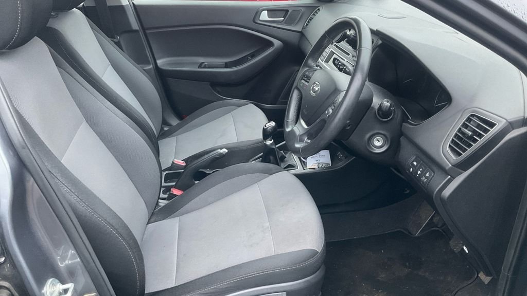 Used Hyundai i20 2017 for sale - 77905081: Photo 2